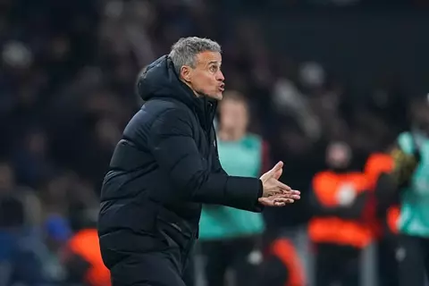 لمواصلة صناعة التاريخ.. باريس سان جيرمان يكافئ إنريكي بعقد طويل الأمد